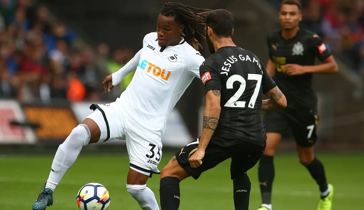 6. Wonderkid Portugal, Renato Sanchez, menjalani debutnya di Liga Inggris bersama Swansea. Gelandang yang dipinjam dari Bayer Munchen itu harus menerima kekalahan pada laga pertamanya di Inggris. (AFP/Geoff Caddick)