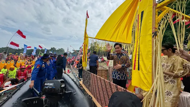 Wakil Presiden (Wapres) Gibran Rakabuming Raka beserta Istri Selvi Ananda menghadiri Festival Pacu Jalur 2025 yang digelar di Tepian Narosa, Teluk Kuantan, Kabupaten Kuantan Singingi, Provinsi Riau.