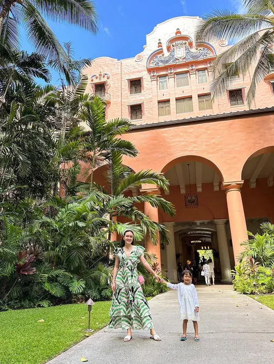 Kala liburan di Hawaii bersama buah hati, Shandy Aulia tampil menawan dengan tropical dress nuansa hijau. [Instagram/shandyaulia]