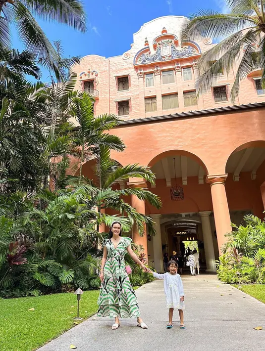 Kala liburan di Hawaii bersama buah hati, Shandy Aulia tampil menawan dengan tropical dress nuansa hijau. [Instagram/shandyaulia]