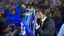 Antonio Conte memulai karier kepelatihan di Liga Inggris bersama Chelsea pada tahun 2016. Hebatnya, ia mampu membawa The Blues menyabet gelar Liga Inggris di musim perdannya. Selain itu, Conte juga sempat menyumbangkan gelar Piala FA sebelum dipecat pada musim keduanya. (AFP/Ben Stansall)