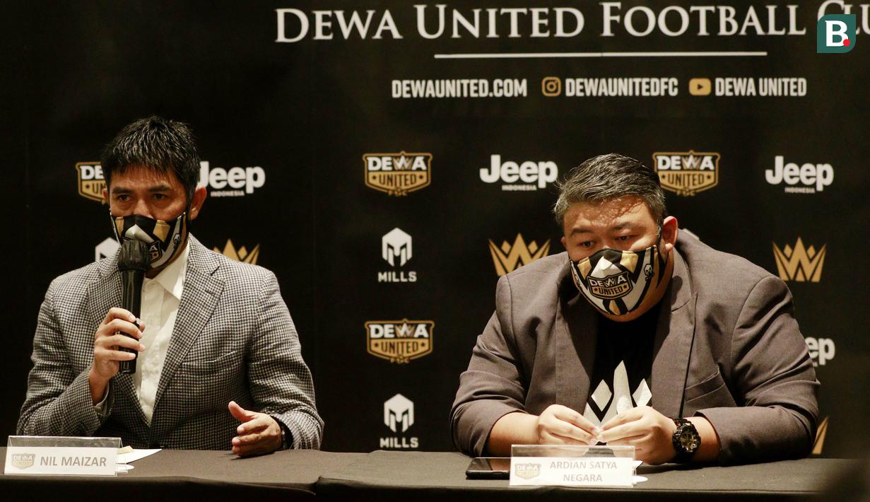 Juru taktik berdarah Minang itu diketahui memang telah malang melintang di persepakbolaan Indonesia. Nantinya, di tim kepelatiham Dewa United FC, Nil Maizar bekerja bersama beberapa staf seperti Erik Ibrahim (pelatih kiper) dan Rony Azani (pelatih fisik). (Bola.com/M Iqbal Ichsan)
