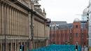 Sekitar 3.200 pria dan wanita secara sukarela berkumpul di Museum Maritim Ikonik Hull dengan tubuh tanpa busana saat menjadi model sebuah seni instalasi berjudul "Sea of Hull" di Inggris, Sabtu (9/7). (AFP Photo/Jon Super)