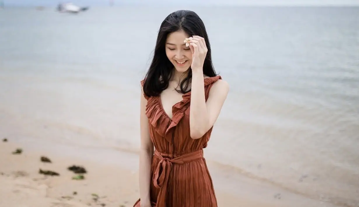 Wanita asal Bali ini sendiri terbilang aktif mengunggah berbagai kegiatan di akun Instagram. Bahkan, gaya penampilan Ayu Saraswati yang terbilang sederhana kerap curi perhatian netizen. (Liputan6.com/IG/@ayusarasw)