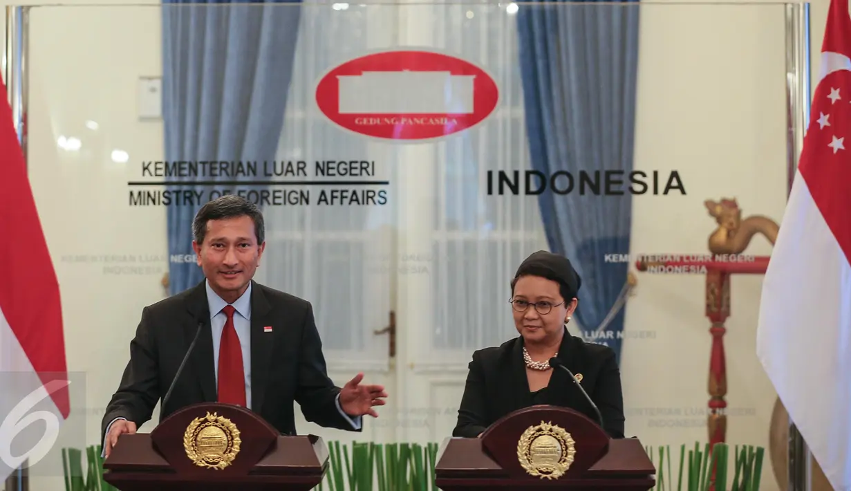 Menteri Luar Negeri Singapura Vivian Balakrishnan (kiri) bersama Menteri Luar Negeri Indonesia Retno LP Marsudi saat memberikan keterangan usai pertemuan di Gedung Pancasila, Jakarta, (12/1). (Liputan6.com/Faizal Fanani)