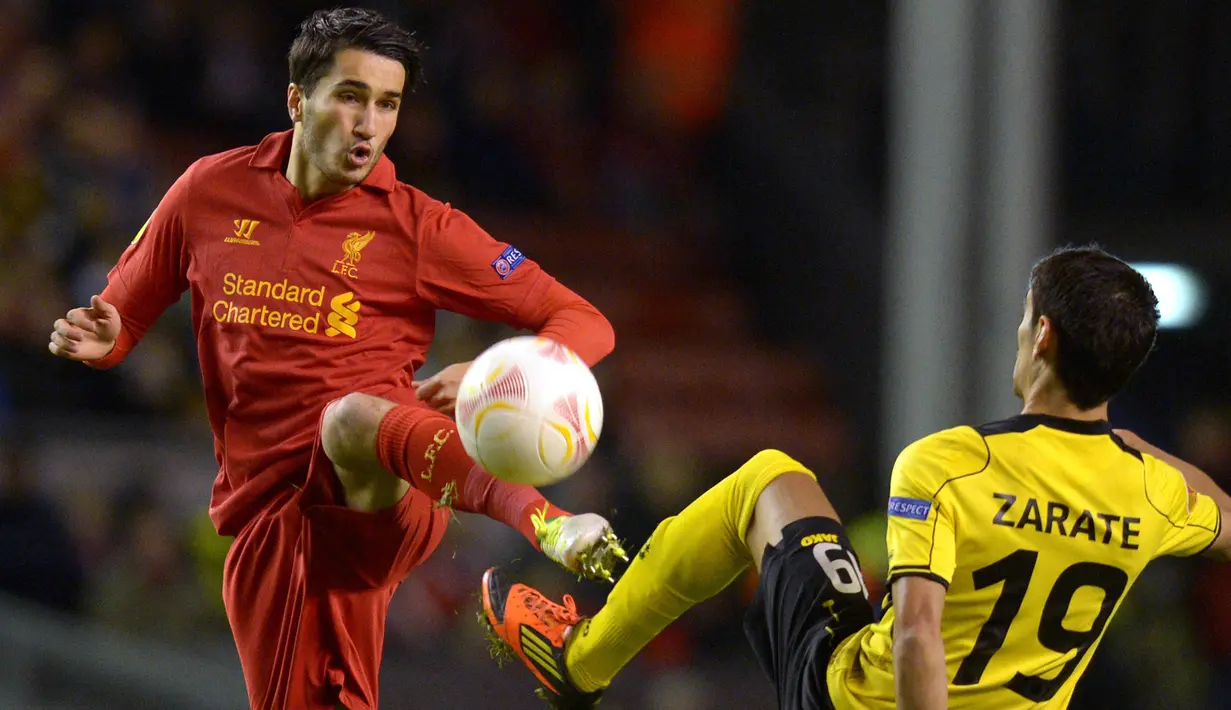 Nuri Sahin (kiri). Gelandang asal Turki berusia 33 tahun yang sejak Oktober 2021 menjadi manajer tim Antalyaspor usai semusim menjadi pemain ini pernah berseragam Real Madrid hanya 1 musim, pada 2011/2012 usai didatangkan dari Borussia Dortmund. Sementara Liverpool diperkuatnya selama setengah musim, pada awal musim 2012/2013 dengan status pinjaman dari Real Madrid. Bersama Real Madrid ia total tampil dalam 10 laga dengan torehan 1 gol dan 1 assist. Sementara bersama Liverpool ia total tampil dalam 12 laga dengan torehan 3 gol dan 3 assist. (AFP/Andrew Yates)