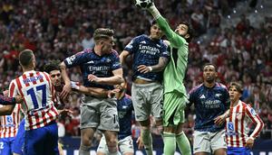 Kiper Arsenal, David Raya melakukan penyelamatan dalam pertandingan sepak bola semifinal Liga Champions leg pertama antara Club Atletico de Madrid dan Arsenal di stadion Metropolitano di Madrid pada Kamis (30/4/2026). (Javier SORIANO / AFP)