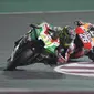 Pebalap Aprilia Racing, Aleix Espargaro (depan), mengaku yakin timnya bisa meraih podium pada balapan MotoGP musim 2017. (GPOne)