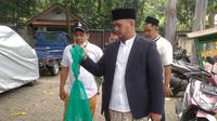 Kediaman Wahidin Halim dilempar ular kobra yang dibungkus dalam karung hijau. (Liputan6.com/Pramita Tristiawati)