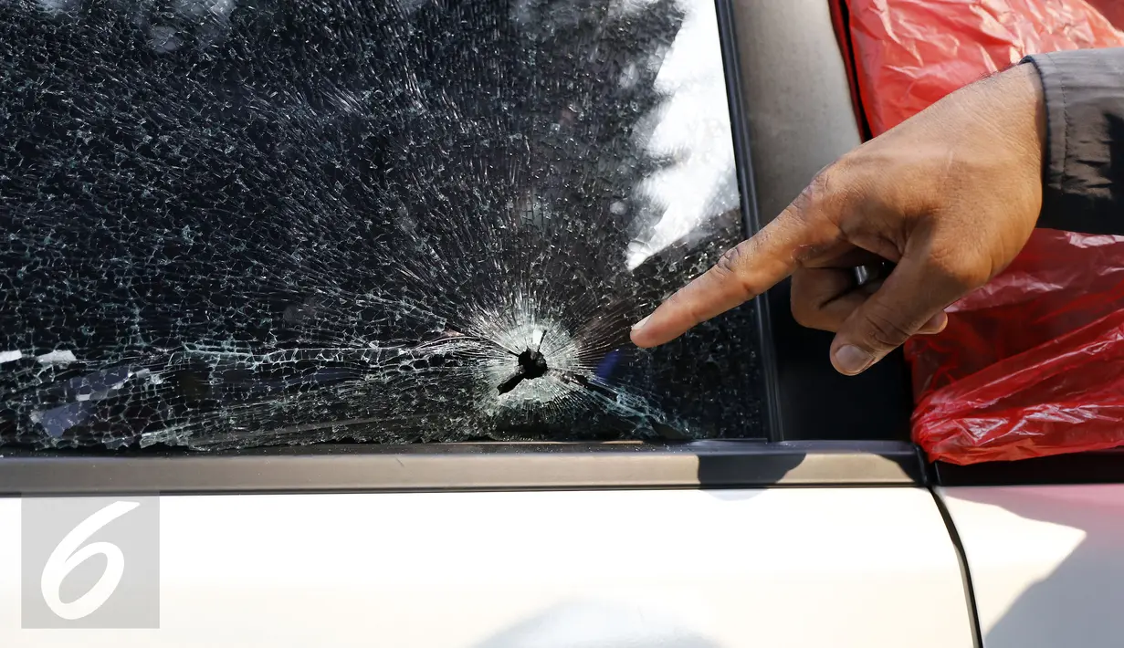 Petugas menunjukkan kondisi mobil yang digunakan tersangka (AS) untuk melakukan penyeludupan, Jakarta, Kamis (8/10/2015). BNN berhasil menggagalkan upaya penyeludupan sabu jaringan Surabaya-Jakarta. (Liputan6.com/Yoppy Renato)