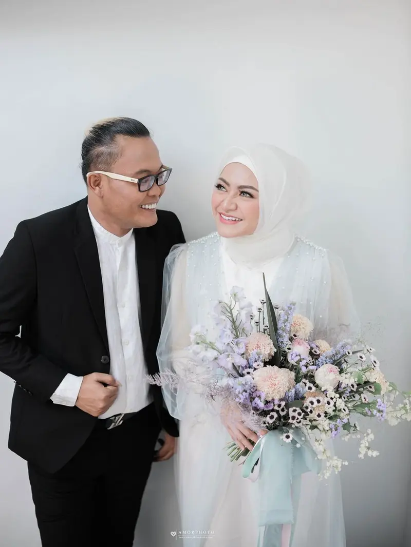 8 Potret Prewedding Sule dan Nathalie Holscher, Mesra Banget