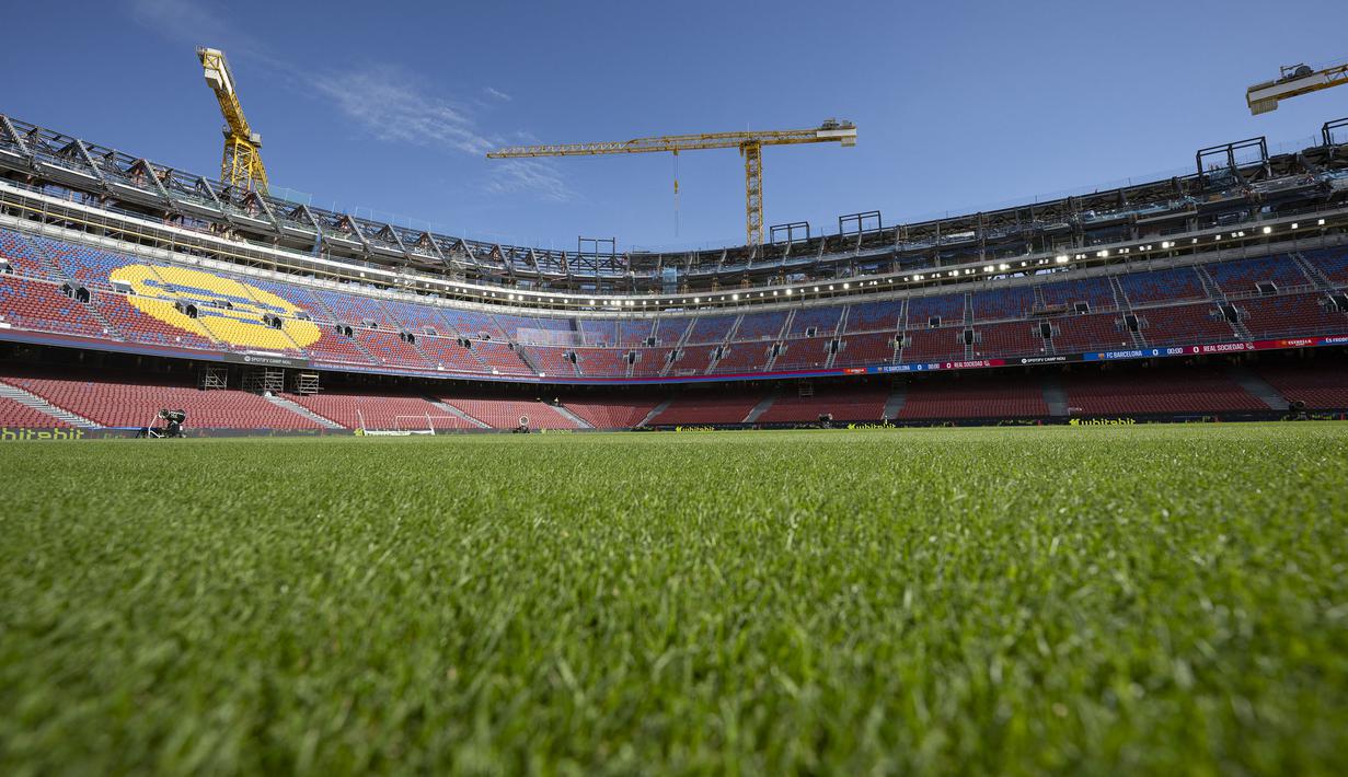Proses peremajaan Camp Nou sendiri masih akan terus berlanjut, dengan target penyelesaian pada tahun 2026. (AFP/Josep Lago)