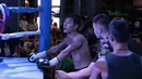 Petinju Thailand, Phuttiphong Rakoon membetulkan celana saat tampil pada kelas Lightweight Mahkota Boxing Super Series di Cilandak Town Square, Jakarta (10/3/2018). Jansen menang TKO pada ronde ke sembilan. (Bola.com/Nick Hanoatubun)