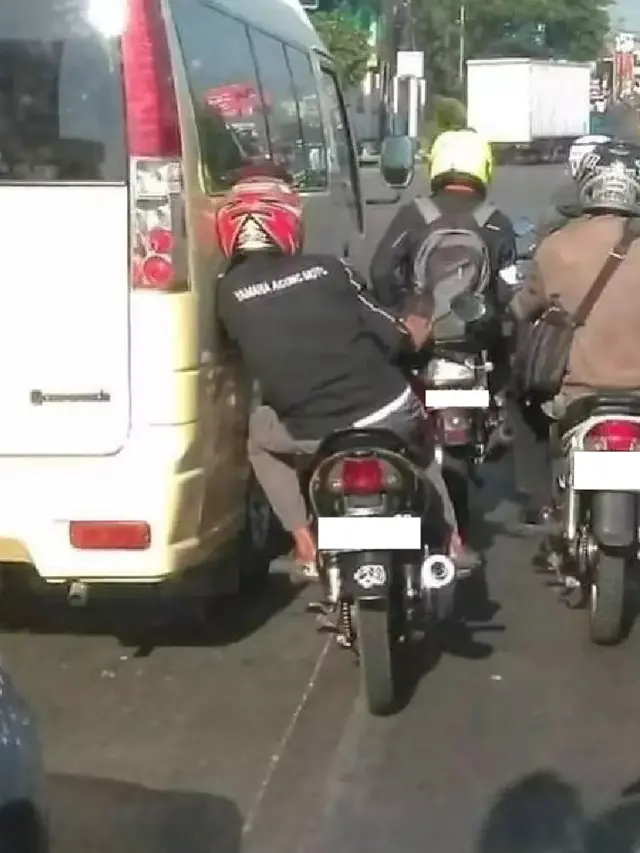 7 Potret Kocak Orang Lagi Santai dalam Perjalanan Ini Bikin Geleng Kepala