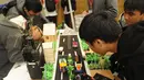 Murid SMA mengoperasikan robot hasil kreatifitasnya berupa robot " Smart City" saat kegiatan Indonesian Youth Robot Competititon  di ICE, BSD, Tangerang Selatan (22/4). Kegiatan ini dalam rangka menyaring bibit murid berprestasi. (Merdeka.com/Arie Basuki)