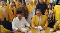 Ketua Umum Partai Gerindra Prabowo Subianto menghadiri&nbsp;acara syukuran Hari Ulang Tahun (HUT) ke-59 Partai Golkar di DPP Partai Golkar Jakarta, Jumat (20/10/2023), terlihat pula Ketua Umum Partai Golkar Airlangga Hartarto. (Liputan6.com/Lizha Egeham)