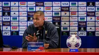 Pelatih Timnas Indonesia, Patrick Kluivert, memberikan keterangan pers di Stadion Utama Gelora Bung Karno (SUGBK) Senayan, Rabu (4/6/2025). Tim Garuda akan menghadapi China di Kualifikasi Piala Dunai 2026 yang digelar di SUGBK pada Kamis (5/6/2025) malam WIB. (Bola.com/Bagaskara Lazuardi)