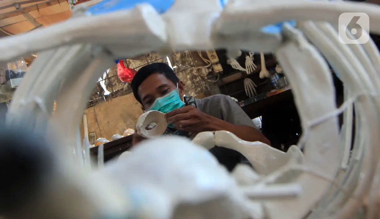 Pekerja membuat manekin anatomi tubuh manusia di Cinangka, Jawa Barat, Kamis (30/7/2020). Terbuat dari bahan fiber alat peraga pendidikan dan kesehatan tersebut dijual dengan harga 150 ribu hingga 1 juta rupiah per unit. (Liputan6.com/Johan Tallo)