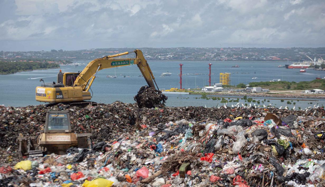 Langkah ini merupakan tindak lanjut arahan Menteri Lingkungan Hidup Republik Indonesia, Hanif Faisol Nurofiq. Tampak dalam foto, sebuah ekskavator memindahkan sampah di Tempat Pembuangan Akhir (TPA) Sampah Suwung, Denpasar, Bali, pada Rabu 2 April 2026. (Lana Priatna/AFP)