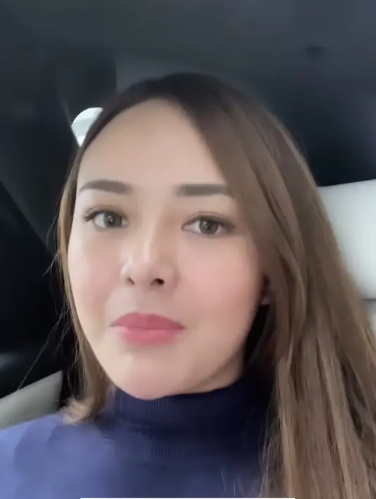 Dengan makeup flawlessnya, Amana Manopo tampil dengan rambut belah samping panjang kecokelatannya. @amandamanopo