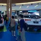 Ratusan pengunjung Sumarecon Mall Serpong (SMS) Tangerang, kepincut pekan raya otomotif (PRO) BCA finance yang digelar di loby utama Mall Sumarecon Serpong.