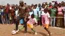 Selain membuka sekolah Drogba juga bermain sepak bola dengan anak-anak di Onahio, Pokou-Kouamekro, Pantai Gading, (20/1/2018).  Drogba menjadi salah satu sponsor utama untuk sekolah tersebut. (AFP/Sia Kambou)