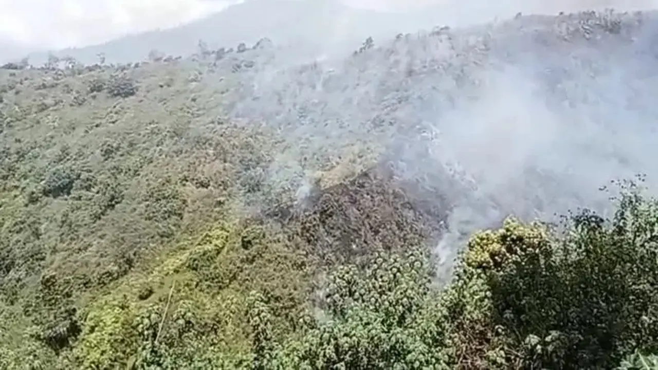 Karhutla Kembali Terjadi di Lereng Gunung Bromo, Medan Terjal Sulitkan Proses Pemadaman