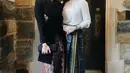 Jadi anggota Dharma Wanita di Amerika, Enzy tampil elegan dengan atasan hitam lengan panjang dipadukan rok batik dan heelsnya. @enzystoria
