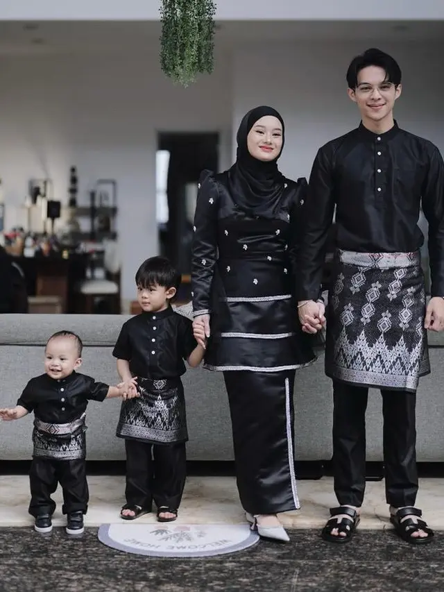 Gaya Artis Tanah Air Kenakan Baju Lebaran Warna Hitam yang Memberi Kesan Elegan.
