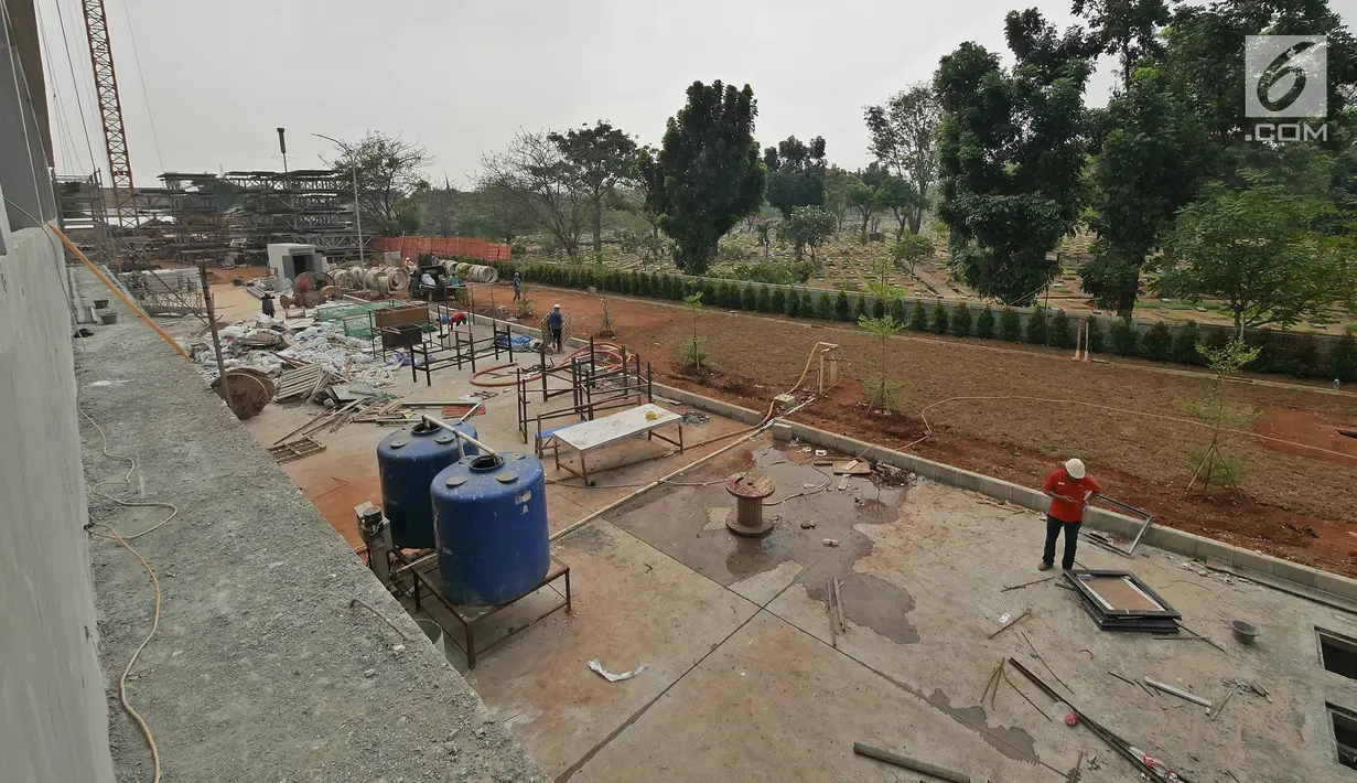 Aktivitas pekerja di  Rusunami Klapa Village, Jakarta, Minggu (28/7/2019). Proses pembangunan Rusunami Klapa Village sudah mencapai 90 persen dan rencananya akan diresmikan pada pertengah bulan Agustus oleh Gubernur DKI Jakarta Anies Baswedan. (Liputan6.com/Herman Zakharia)