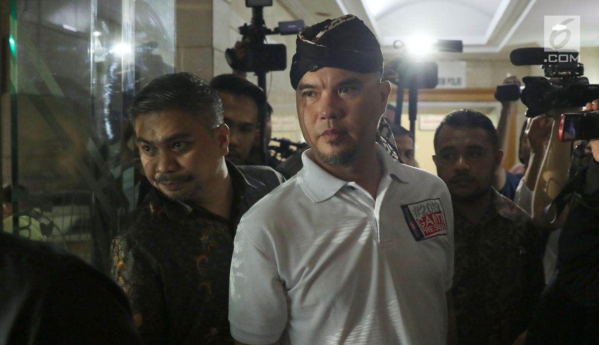 Seniman, Dhani Ahmad Prasetyo (kiri) bersiap membuat pelaporan tentang dugaan persekusi di Bareskrim Mabes Polri Gedung KKP, Jakarta, Jumat (19/10). Dhani Ahmad merasa mendapat perlakuan persekusi saat berada di Surabaya. (Liputan6.com/Helmi Fithriansyah)