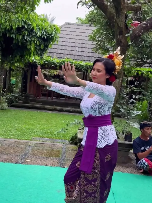 6 Potret Indah Permatasari Pakai Busana Adat Bali, Parasnya Jadi Sorotan