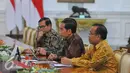 Presiden Joko Widodo saat menerima pimpinan MPR yakni Ketua MPR Zulkifli Hasan, sejumlah Wakil Ketua MPR Oesman Odang Sapta, Hidayat Nur Wahid, Mahyudin, dan EE Mangindaan‎ di Istana, Jakarta, Selasa (24/1). (Liputan6.com/Angga Yuniar)