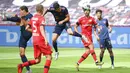 Striker Bayern Munchen, Robert Lewandowski, mencetak gol ke gawang Bayer Leverkusen pada laga Bundesliga di BayArena, Sabtu (6/6/2020). Bayern Munchen menang 4-2 atas Bayer Leverkusen. (AP/Matthias Hangst)