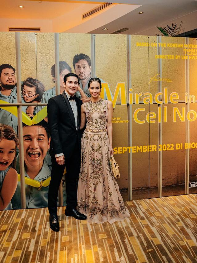 7 Potret Vino G. Bastian saat Tampil di Gala Premier Miracle In Cell No.7, Banjir Pujian