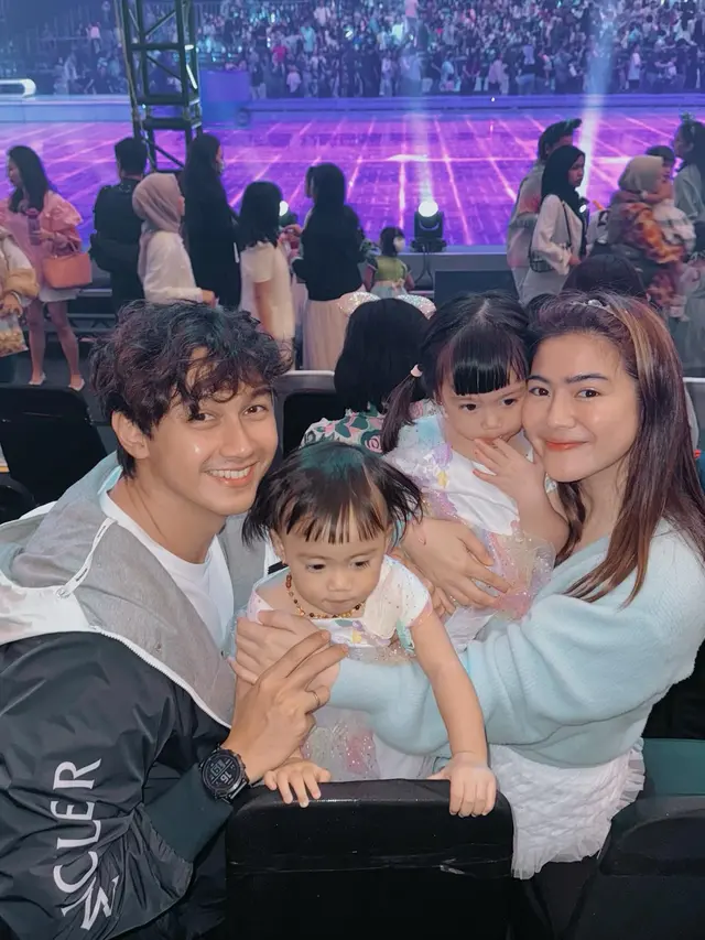7 Potret Caesar Hito dengan Gaya Rambut Keriting, Bikin Netizen Gemas Buat Sisirin