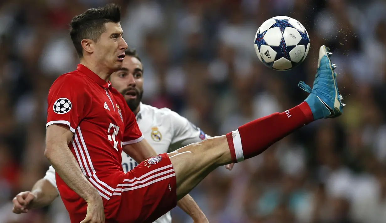 Pemain Bayern Munchen, Robert Lewandowski mengontrol bola saat diadang pemain Real Madrid pada leg kedua perempatfinal Liga Champions di Santiago Bernabeu stadium, Madrid, (18/4/2017). Real Madrid menang 4-2. (AP/Francisco Seco)