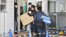 Polisi menggeledah apartemen Kabu Terauchi (23) di Tokyo, Jepang, 28 Maret 2016. Pria yang baru saja lulus dari universitas itu ditangkap lantaran menyekap seorang gadis remaja (15) selama dua tahun lamanya di dalam apartemen miliknya. (JIJI PRESS/AFP)