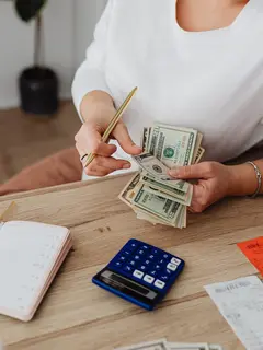 Pengeluaran kecil yang tampak sepele bisa berdampak besar pada kondisi finansial jika dilakukan terus-menerus. [Dok/Pexels.com/kaboompics].