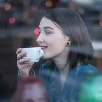 Ilustrasi seorang wanita minum kopi.Photo by Mikail Duran on Unsplash