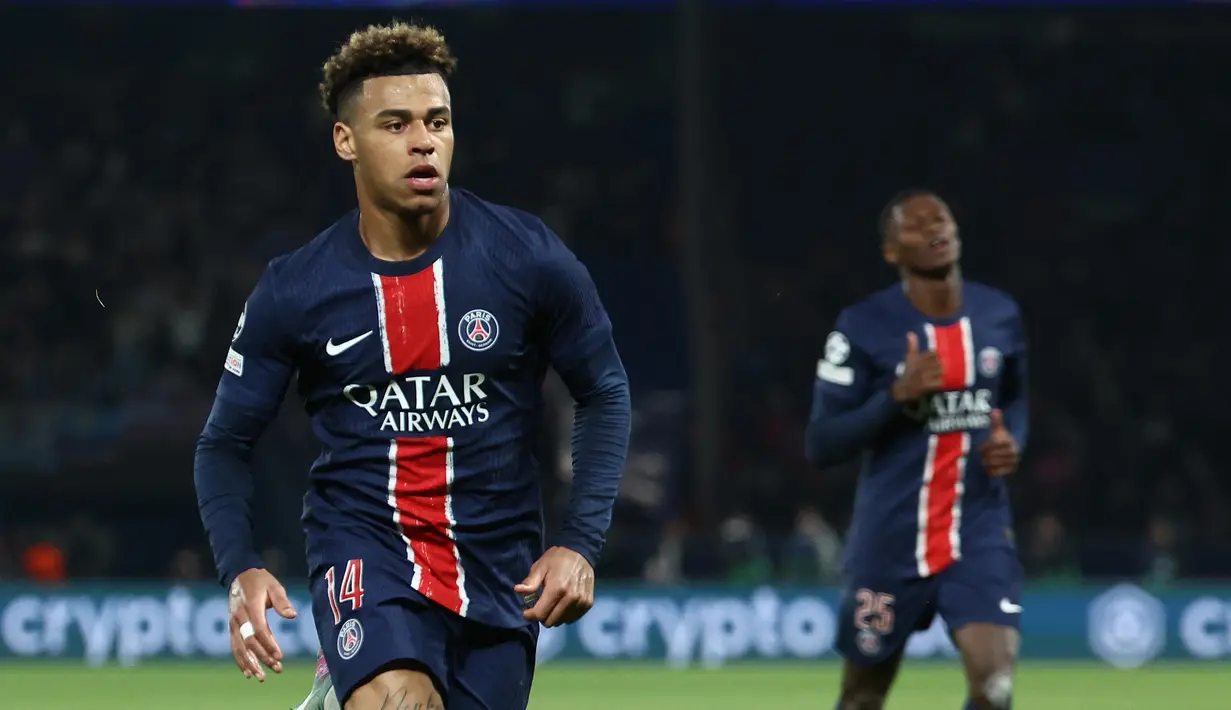 Keunggulan Aston Villa tidak bertahan lama. Empat menit berselang, Paris Saint-Germain mencetak gol penyeimbang berkat tembakan keras Desire Doue dari luar kotak penalti. Skor imbang 1-1 bertahan hingga akhir babak pertama. (FRANCK FIFE/AFP)