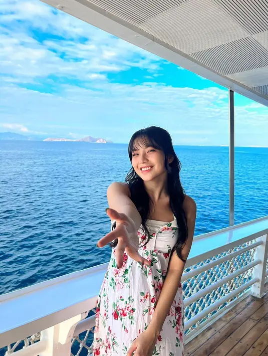 Fans membanjiri kolom komentar dengan kekaguman. Mereka sukses dibuat luluh dengan potret cantik dan menggemaskan ala Gracia. [Instagram.com/jkr48gracia]