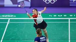 Pebulutangkis Indonesia, Gregoria Mariska Tunjung mencegat bola di depan net saat menghadapi wakil Republik Ceska, Tereza Svabikova pada laga terakhir Grup G nomor tunggal putri cabor bulutangkis Olimpiade Paris 2024 di Porte de la Chapelle Arena, Paris, Rabu (31/7/2024). Gregoria Mariska Tunjung menang straight-game 21-12, 21-18. (Dok. NOC Indonesia/Naif Muhammad Al'as)