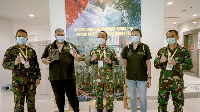 Ivan Gunawan menyerahkan bantuan ke RSD Wisma Atlet