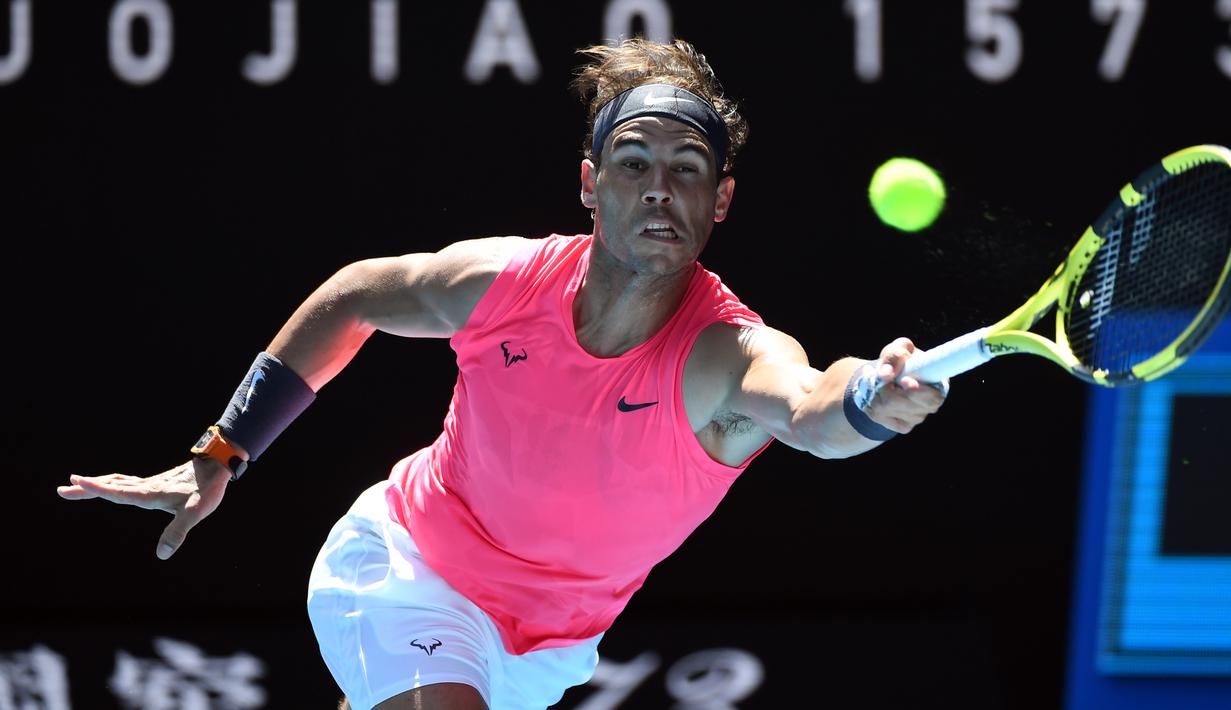 Petenis Rafael Nadal mengembalikan bola dari Hugo Dellien pada pertandingan tunggal putra putaran pertama kejuaraan tenis Australia Terbuka di Melbourne, Australia, Selasa (21/1/2020). Nadal mengalahkan Dellien dan melaju ke putaran kedua Australia Terbuka. (John DONEGAN/AFP)