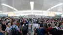Ribuan penumpang menunggu untuk melewati kontrol keamanan di bandara Barcelona di Prat Llobregat, Spanyol  (4/8). Mogok kerja para staf keamanan bandara yang berlangsung hampir dua jam. (AP Photo / Manu Fernandez)