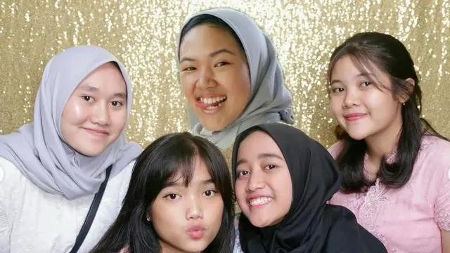 Potret Fuji dan sahabat lamanya (Sumber: Instagram/fuji_an dan Instagram/ghrnsh)