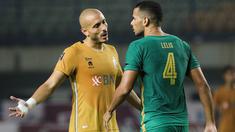 Persebaya Surabaya harus puas bermain imbang saat bertanding melawan Bahayangkara FC dalam babak penyisihan Grup C Piala Presiden 2022. (Bola.com/Bagaskara Lazuardi)