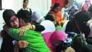 Seorang narapidana anak memeluk ibunya saat ritual basuh kaki di Lembaga Pembinaan Khusus Anak (LPKA) Kelas 1 Tangerang, Banten (17/4). Kegiatan ini untuk memfasilitasi bakti sang anak kepada ibunya. (Merdeka.com/Arie Basuki)