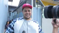 Ivan Gunawan Sujud di Kaki Ibunda Jelang Berangkat Haji